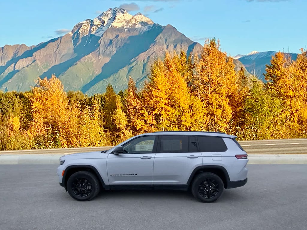 Used 2024 Jeep Grand Cherokee L Laredo SUV