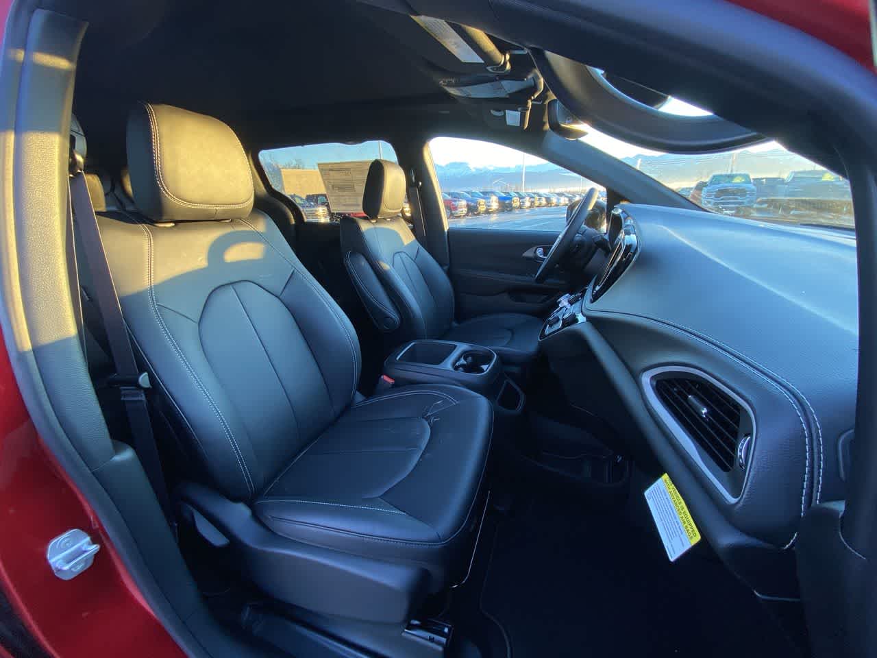 Thumbnail: 2026 Chrysler Pacifica - 32