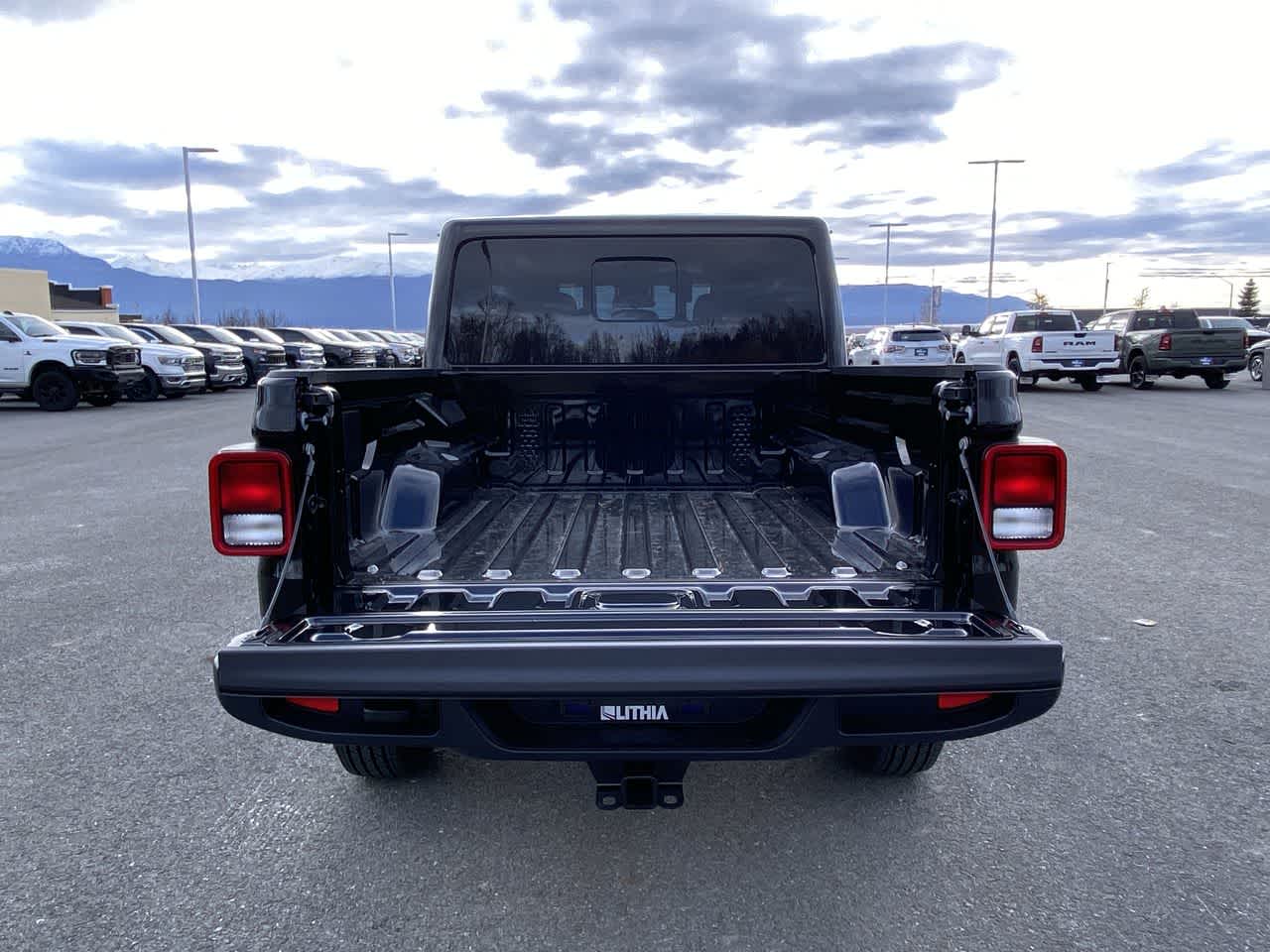 Thumbnail: 2025 Jeep Gladiator - 24