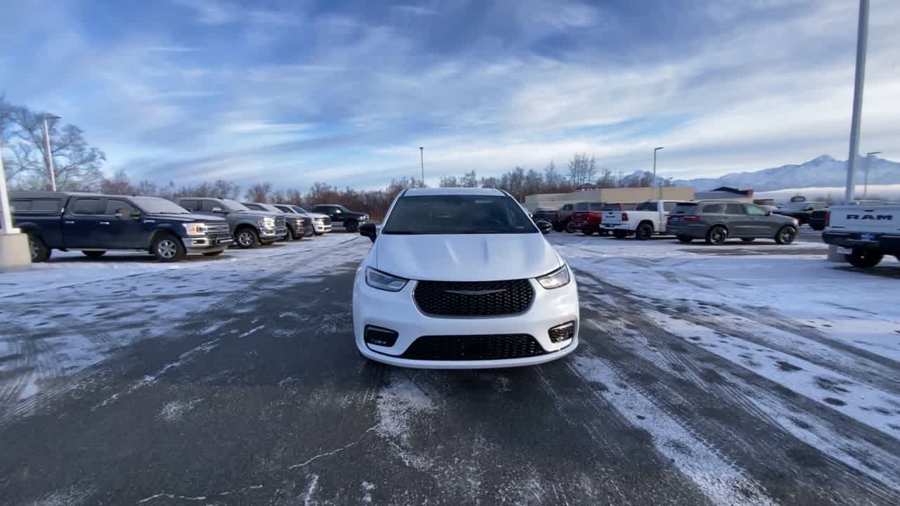 Thumbnail: 2026 Chrysler Pacifica - 8