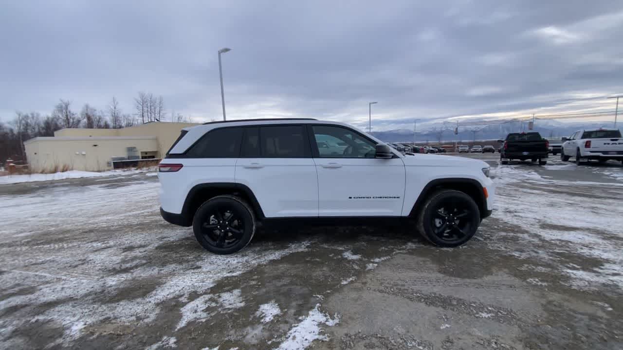 Thumbnail: 2025 Jeep Grand Cherokee - 15