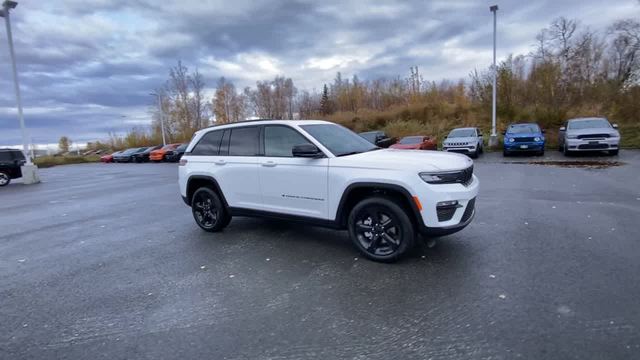 Thumbnail: 2025 Jeep Grand Cherokee - 7