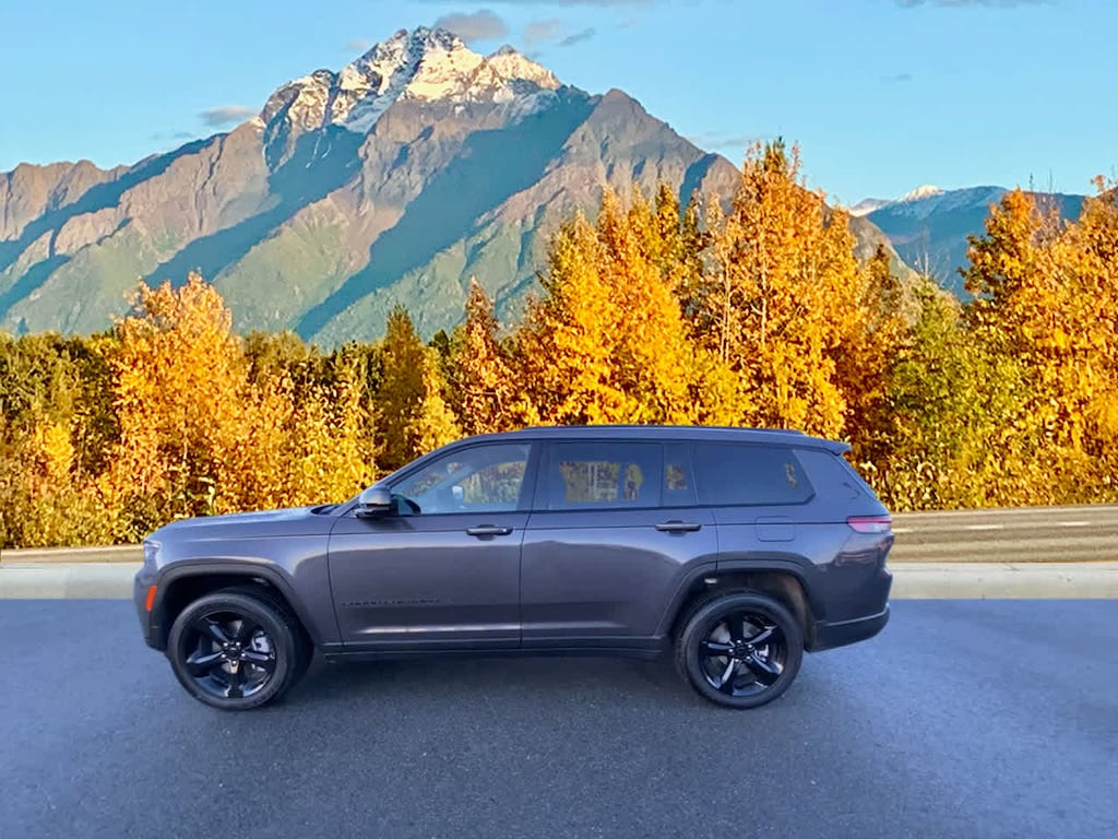 Used 2025 Jeep Grand Cherokee L Laredo SUV