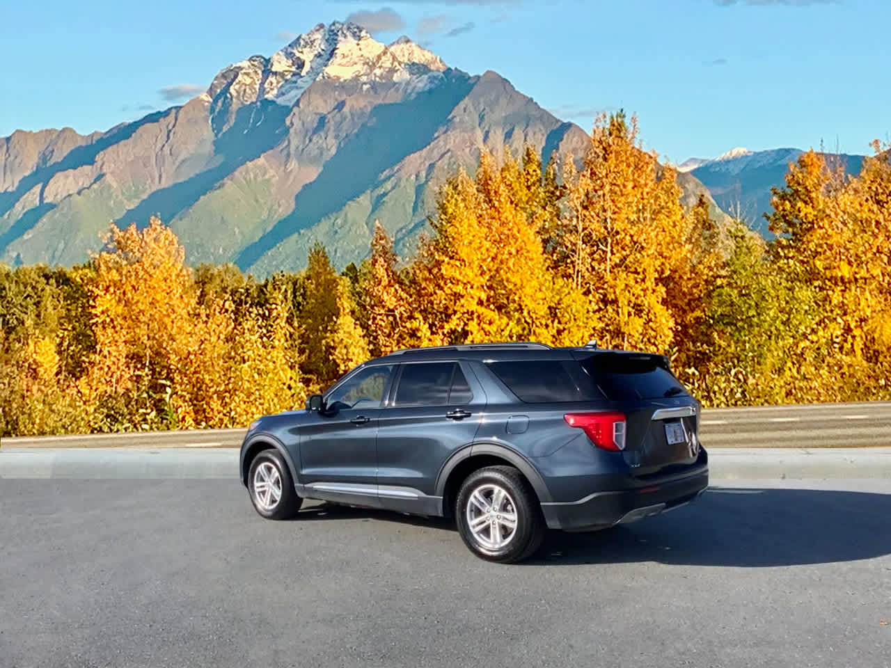 2023 Ford Explorer XLT photo 3