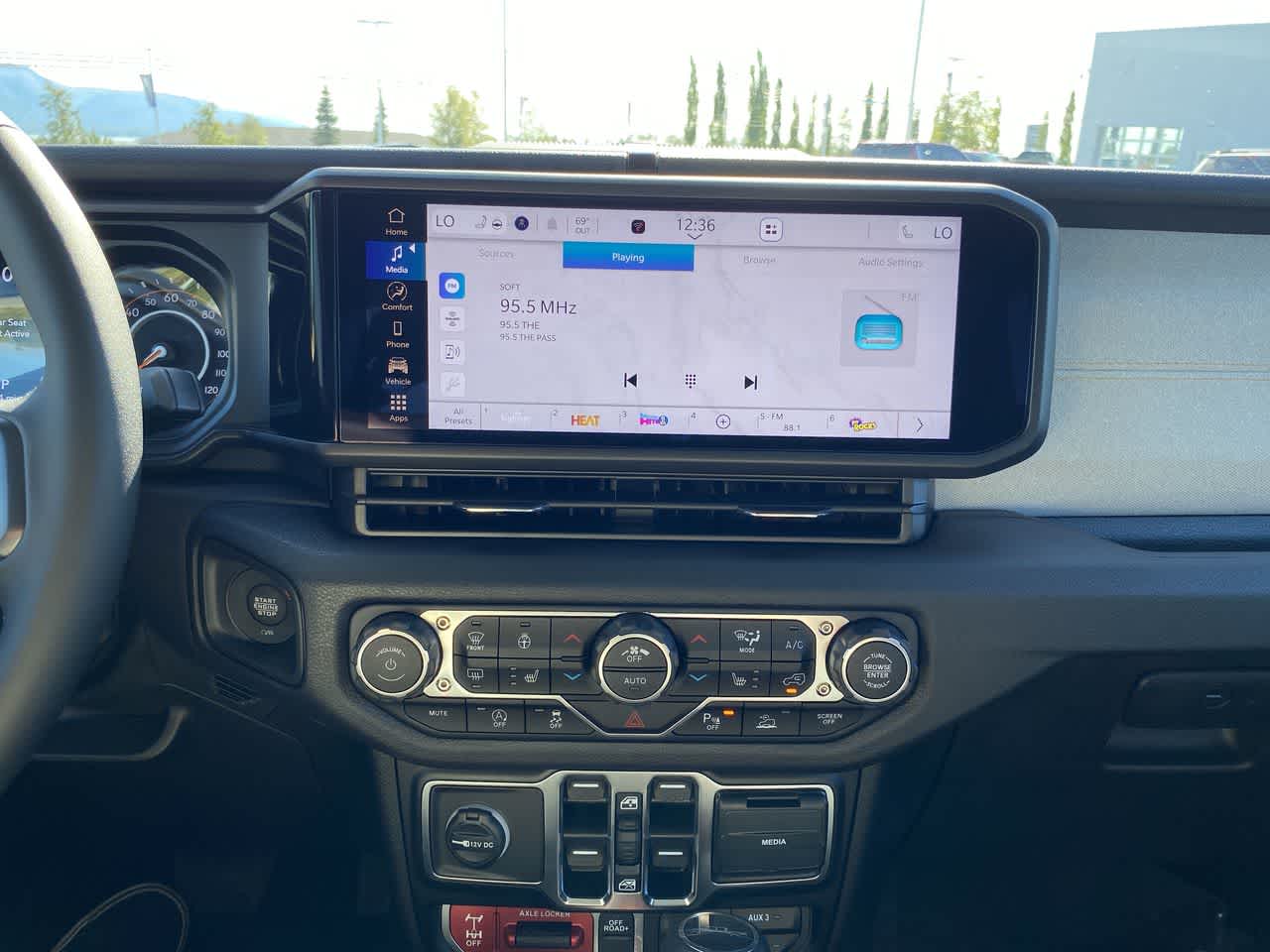 Thumbnail: 2025 Jeep Gladiator - 16