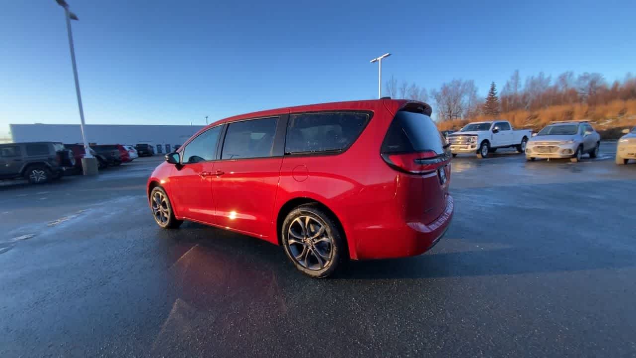 Thumbnail: 2026 Chrysler Pacifica - 9
