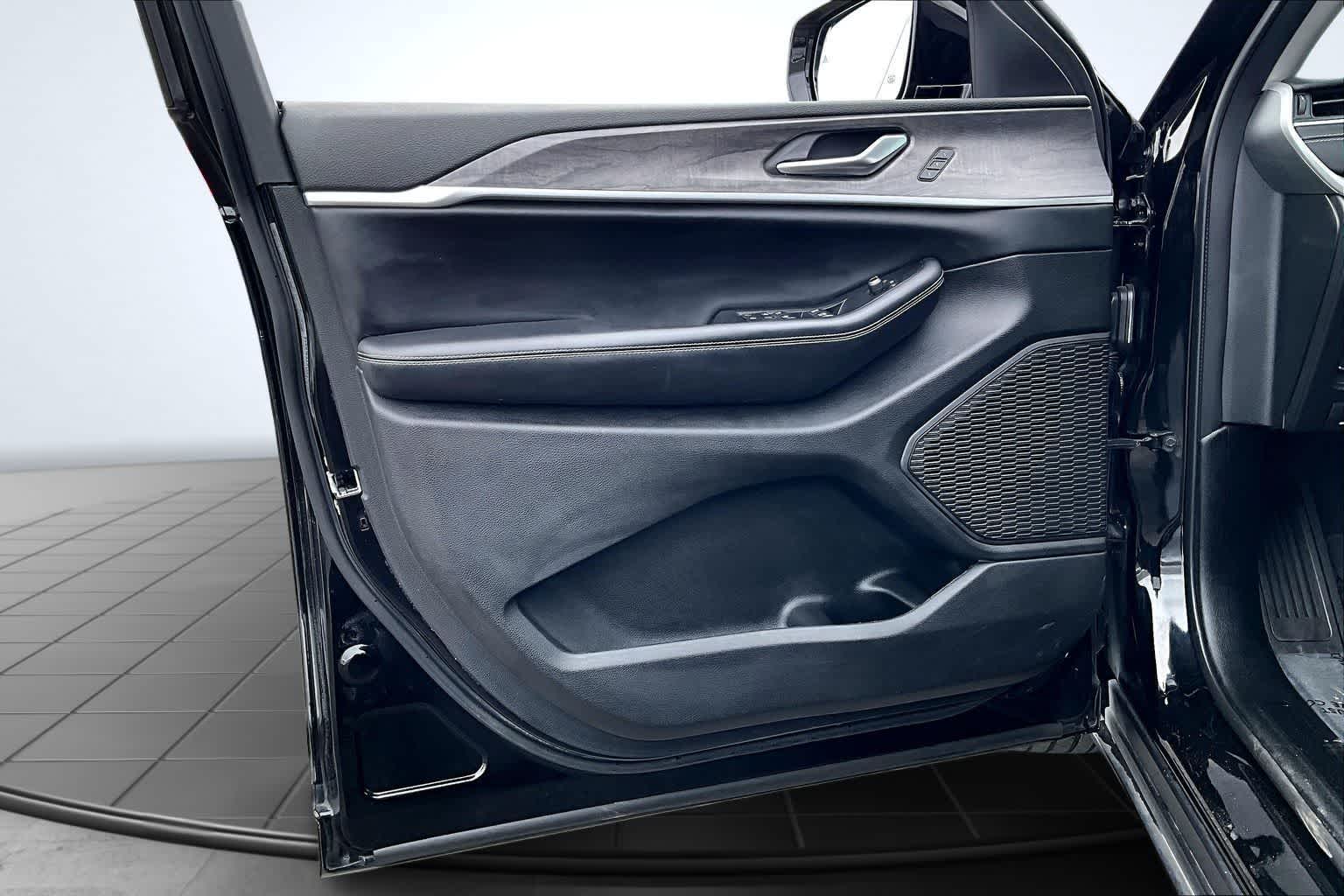 Thumbnail: 2023 Jeep Grand Cherokee L - 28