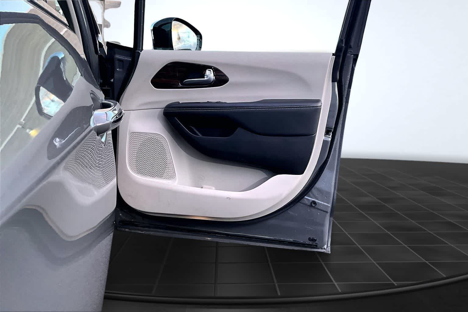 Thumbnail: 2023 Chrysler Pacifica - 29