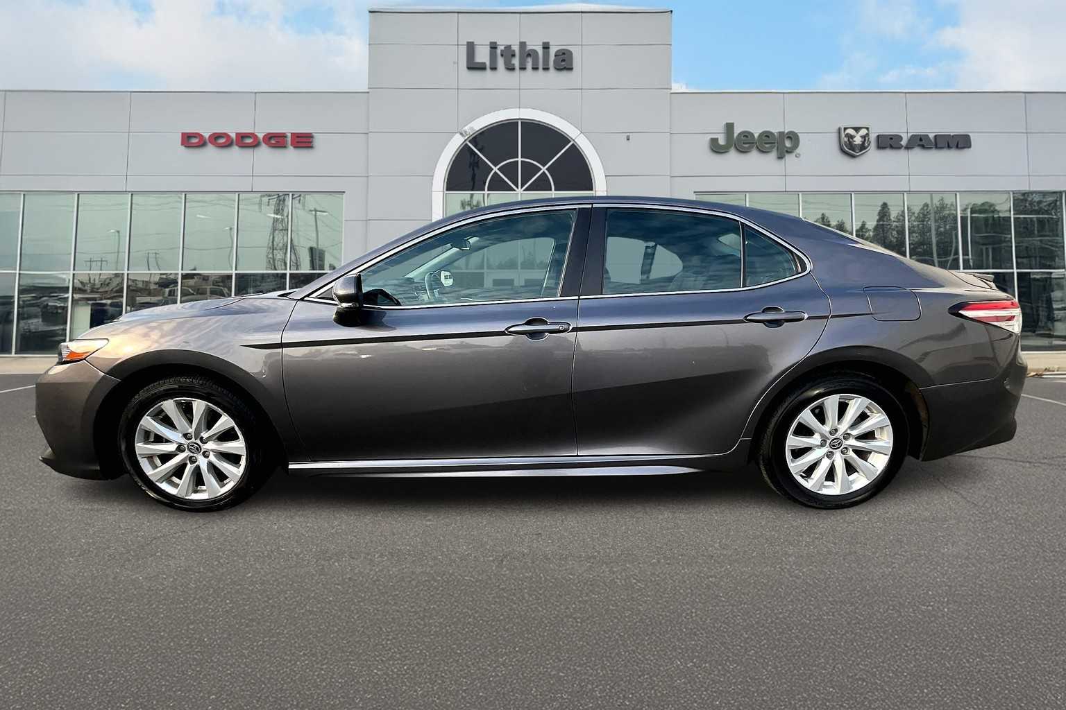 2020 Toyota Camry SE photo 2