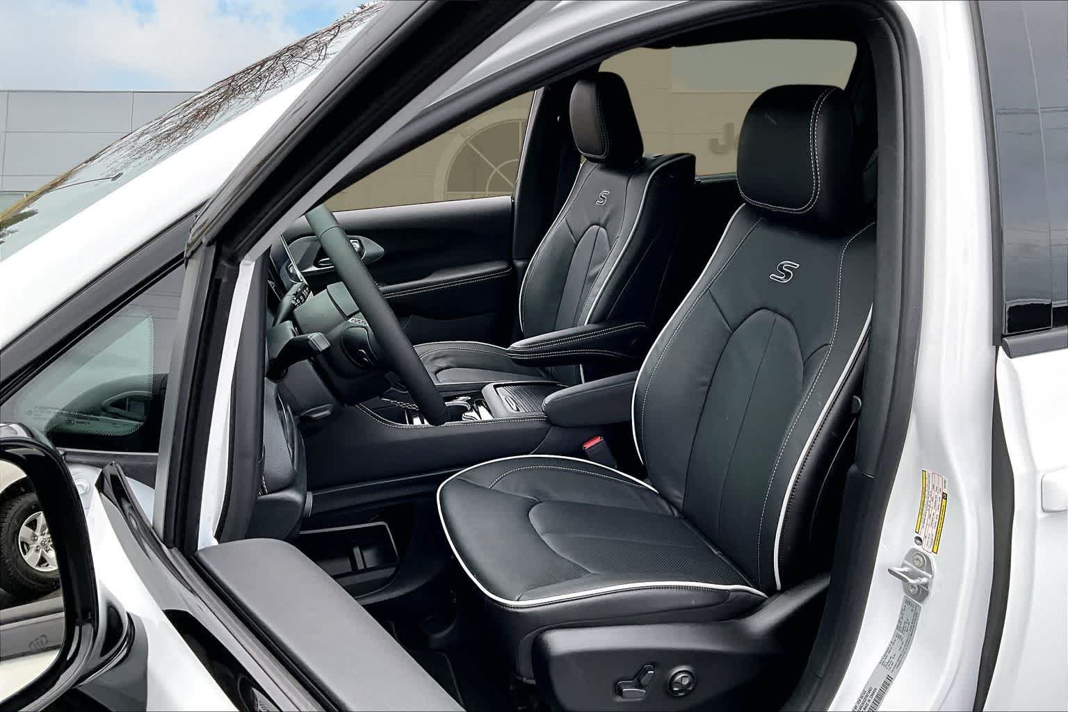 Thumbnail: 2026 Chrysler Pacifica - 11