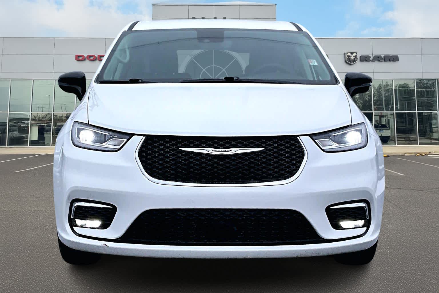 Thumbnail: 2024 Chrysler Pacifica - 6