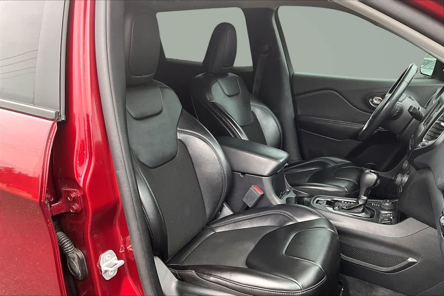 Thumbnail: 2020 Jeep Cherokee - 14