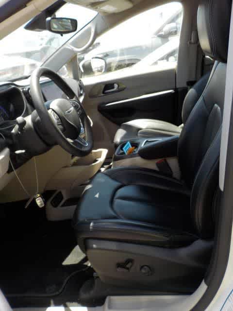 Thumbnail: 2023 Chrysler Pacifica - 4