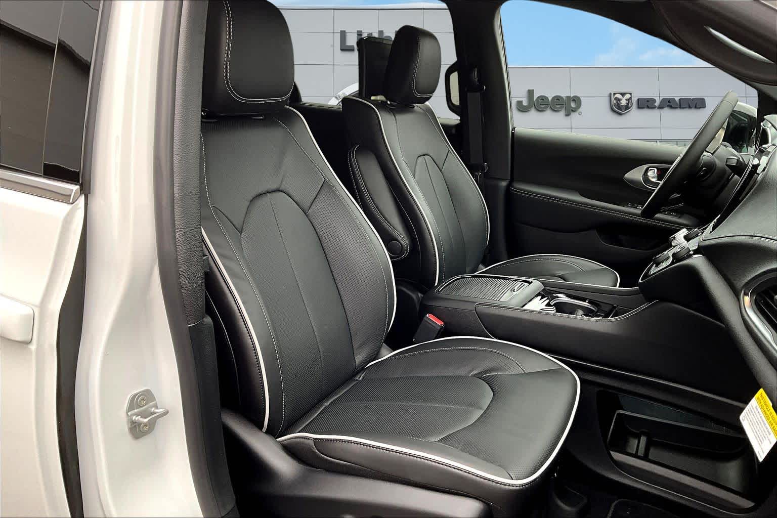 Thumbnail: 2026 Chrysler Pacifica - 14