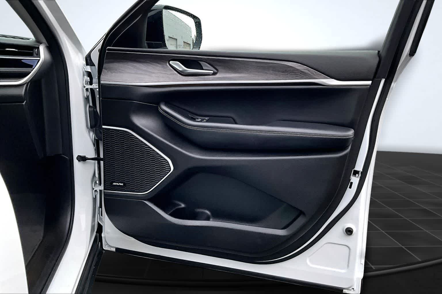 Thumbnail: 2022 Jeep Grand Cherokee - 29