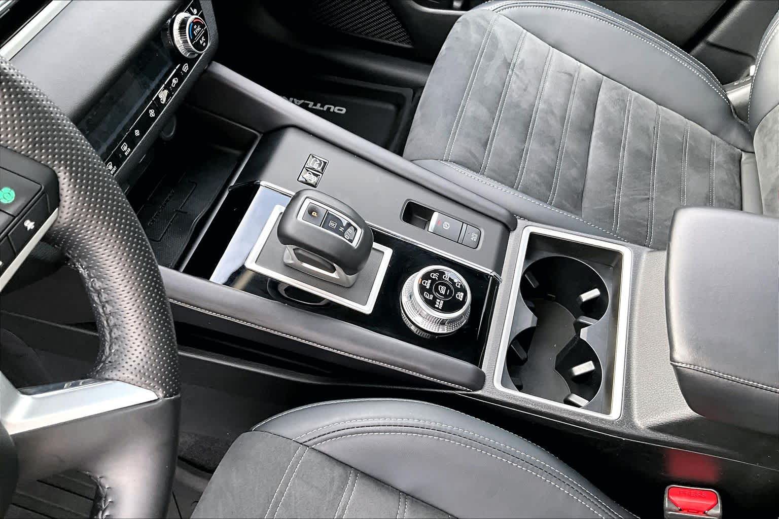 Thumbnail: 2023 Mitsubishi Outlander - 17