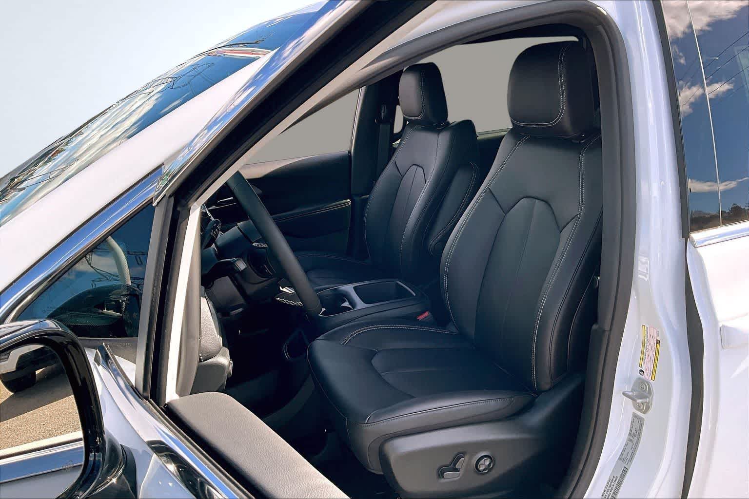 Thumbnail: 2026 Chrysler Pacifica - 11