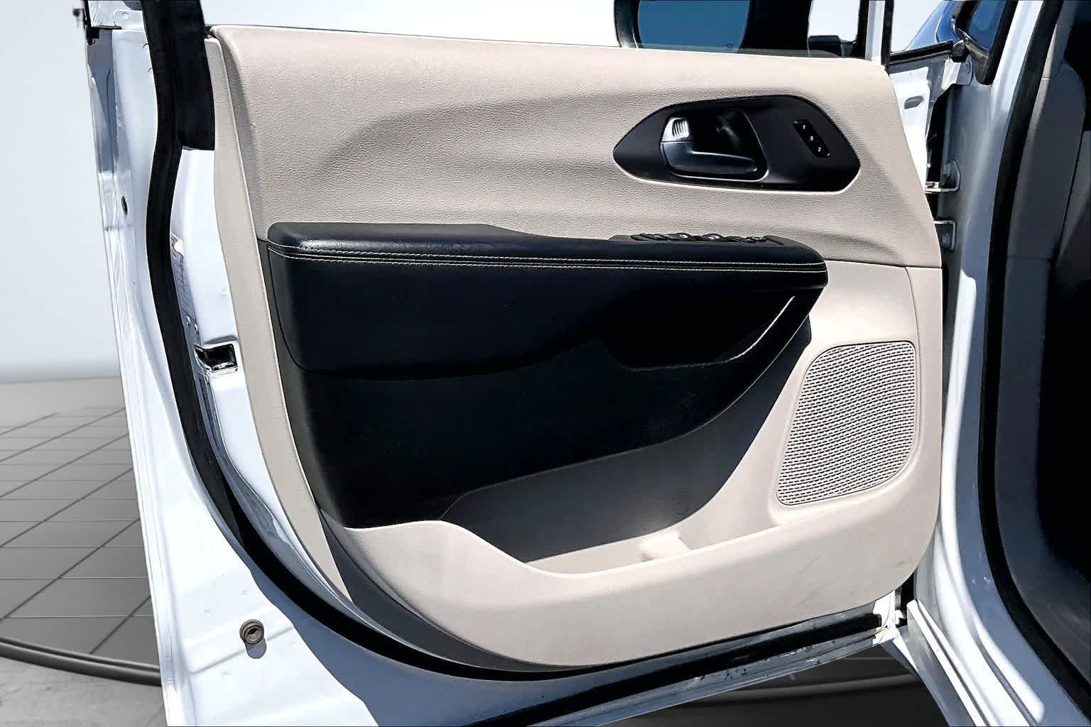 Thumbnail: 2023 Chrysler Pacifica - 27