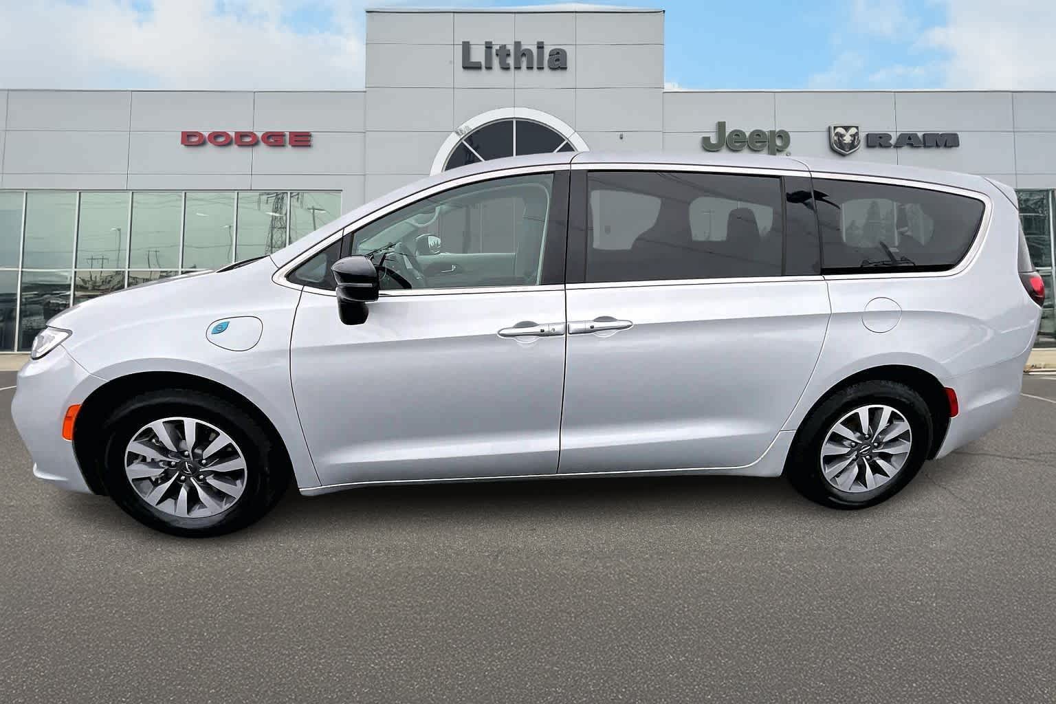 Thumbnail: 2024 Chrysler Pacifica - 4