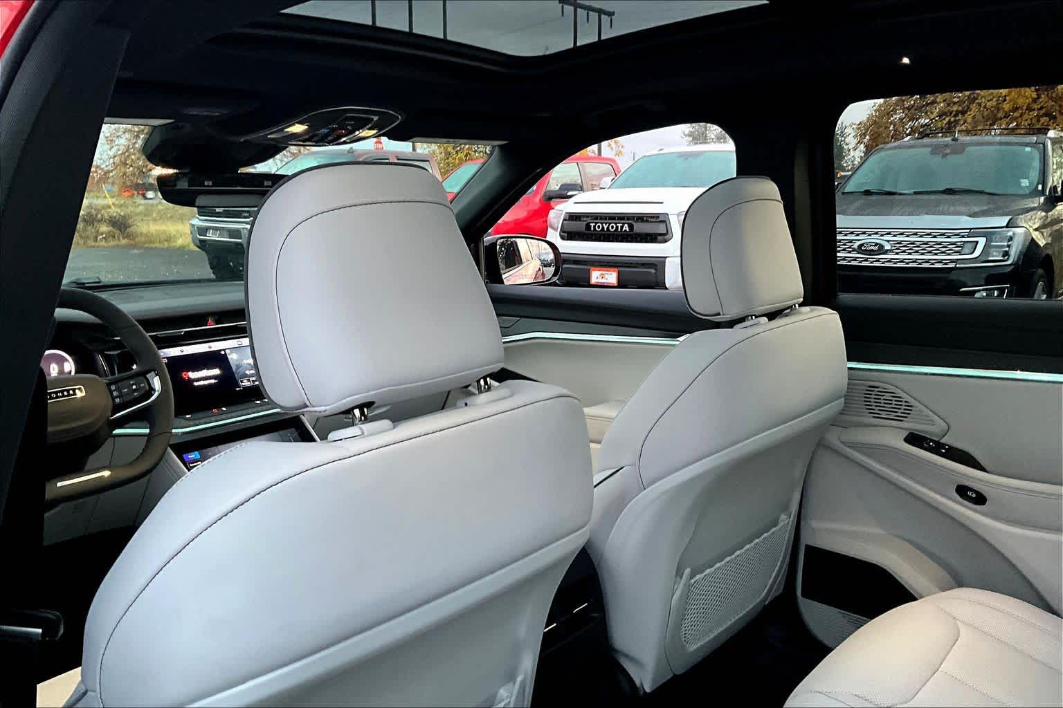 Thumbnail: 2025 Jeep Wagoneer S - 12