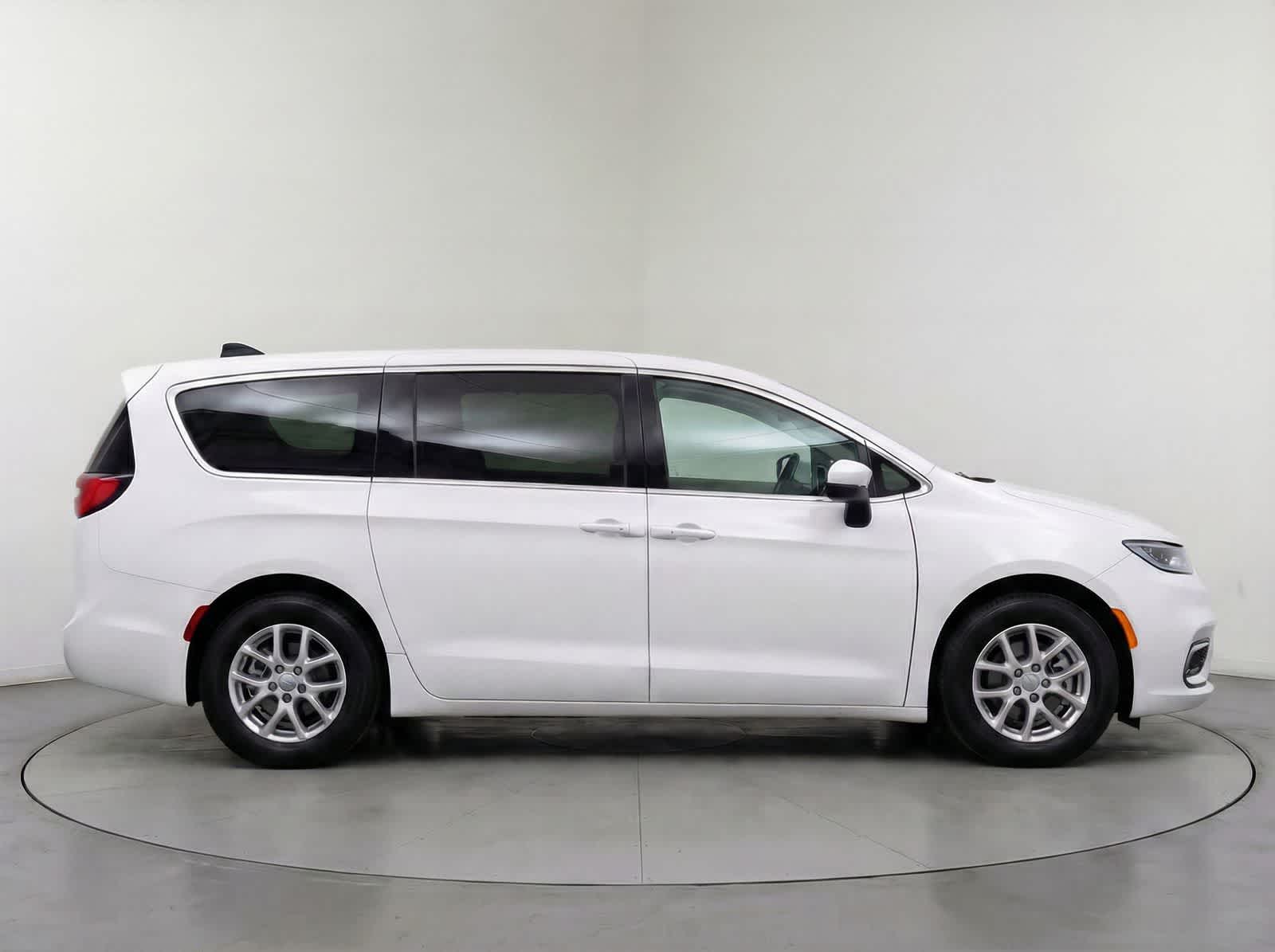 Thumbnail: 2024 Chrysler Pacifica - 8