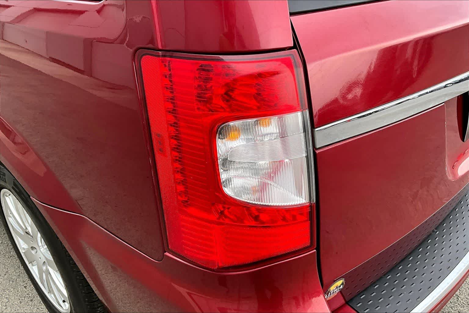 Thumbnail: 2012 Chrysler Town & Country - 32