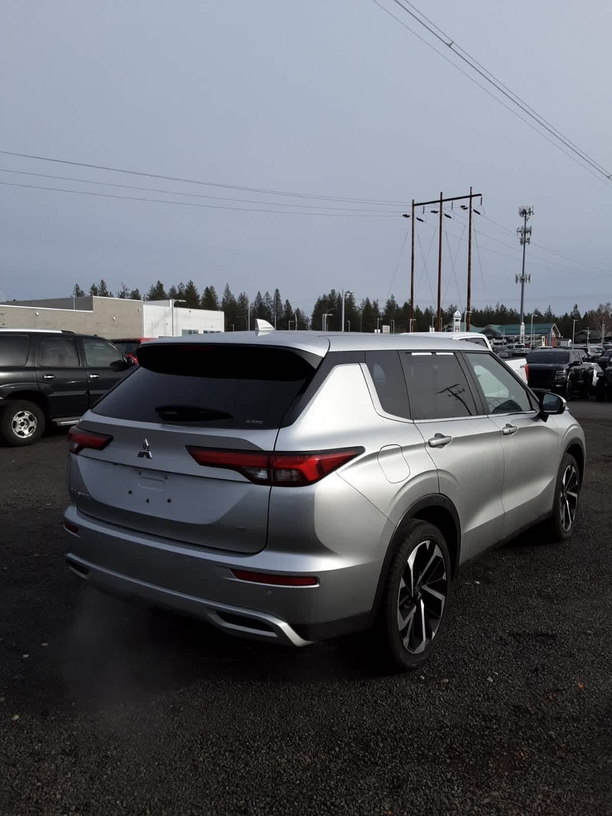 2024 Mitsubishi Outlander SE photo 3