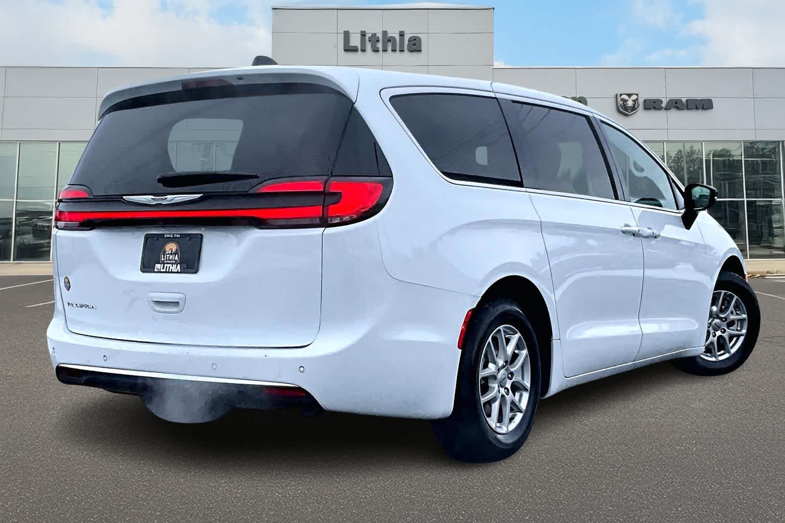 Thumbnail: 2024 Chrysler Pacifica - 23