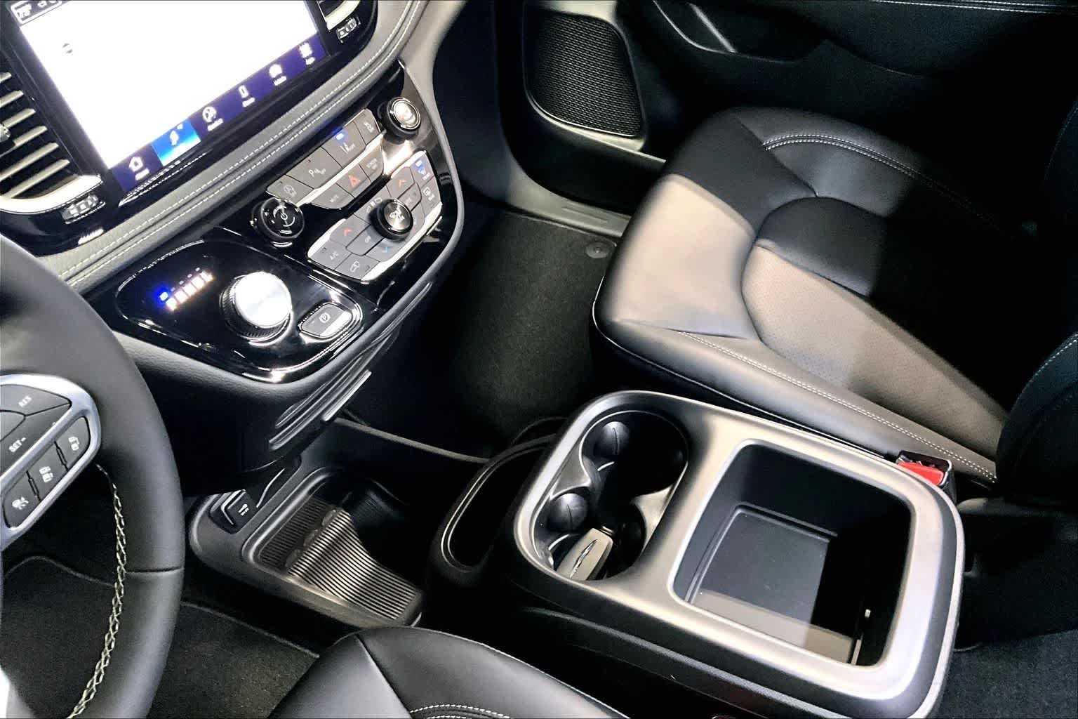 Thumbnail: 2026 Chrysler Pacifica - 17