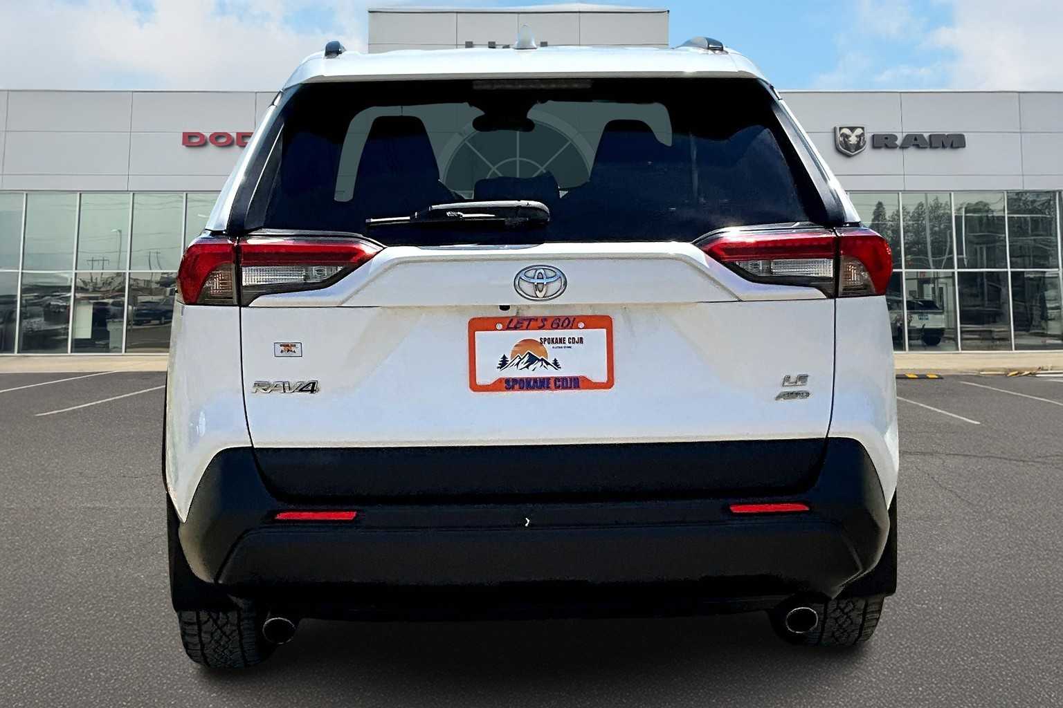 2020 Toyota RAV4 LE photo 4