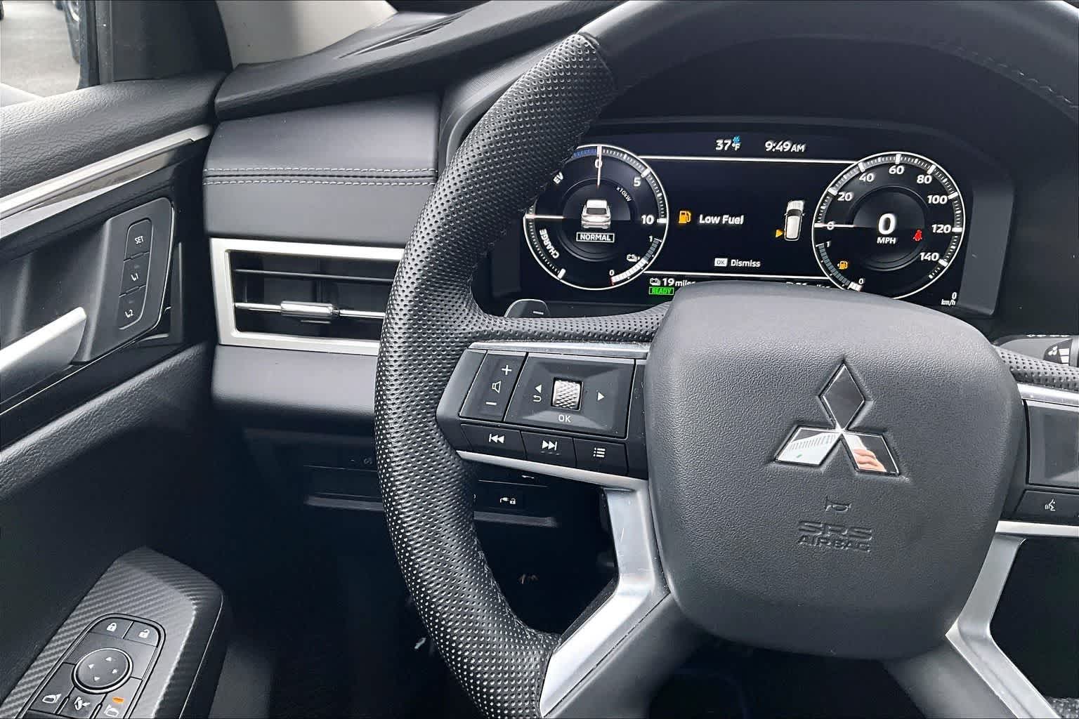 Thumbnail: 2023 Mitsubishi Outlander - 25