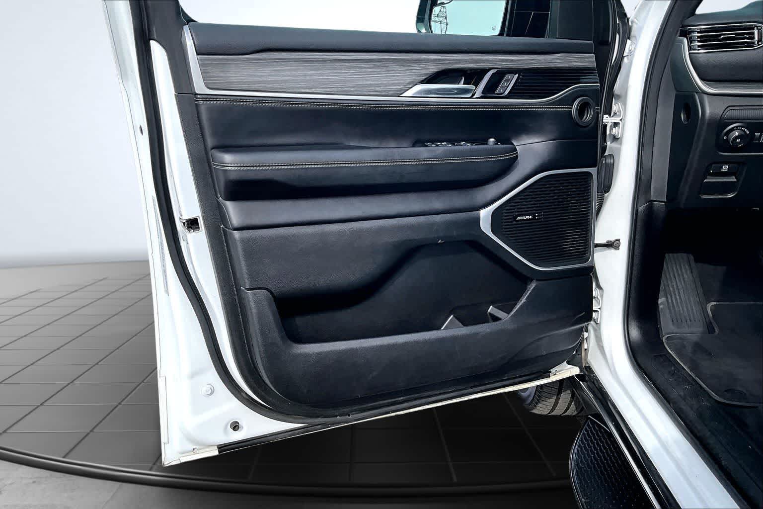 Thumbnail: 2023 Jeep Wagoneer - 28