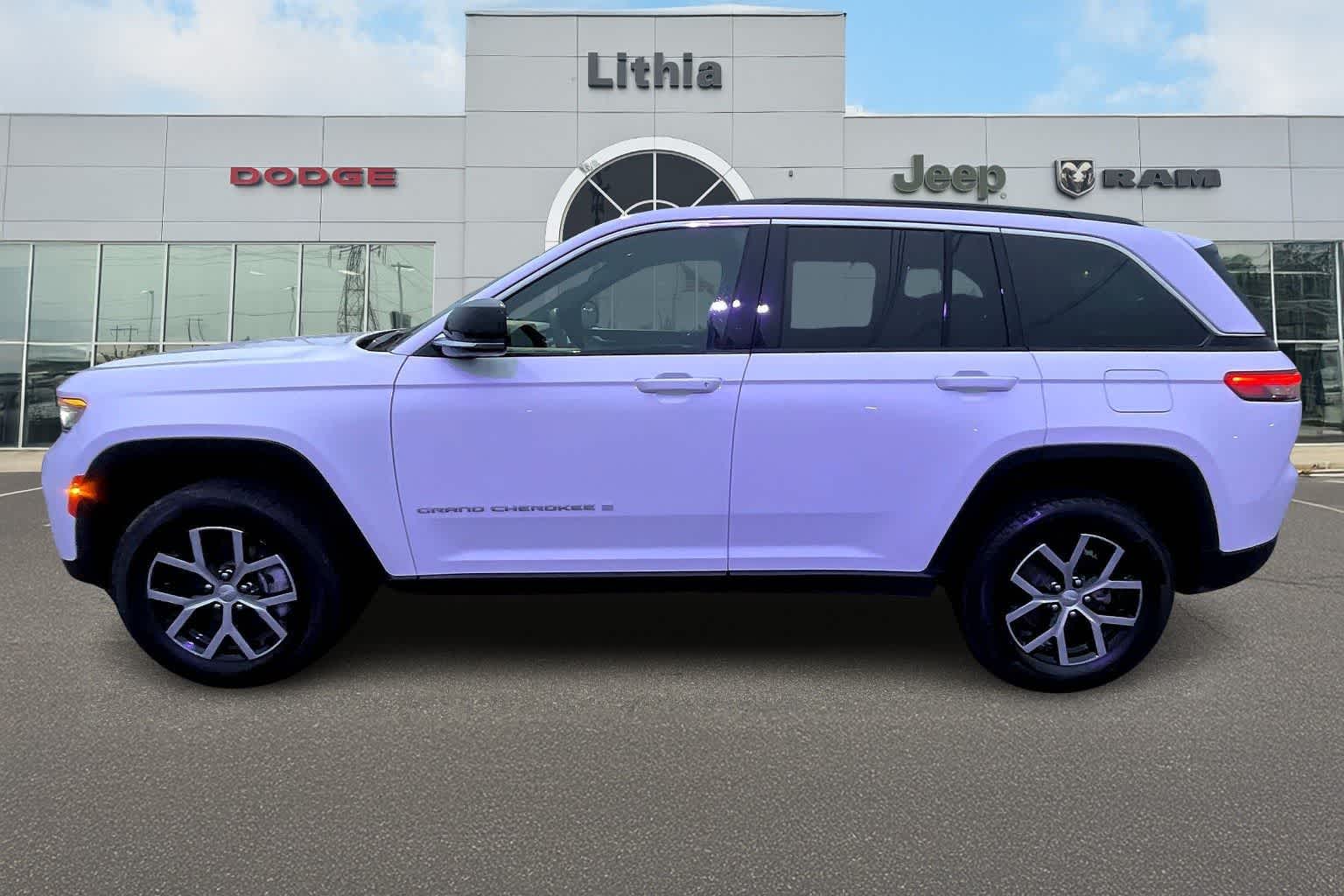 Thumbnail: 2024 Jeep Grand Cherokee - 3