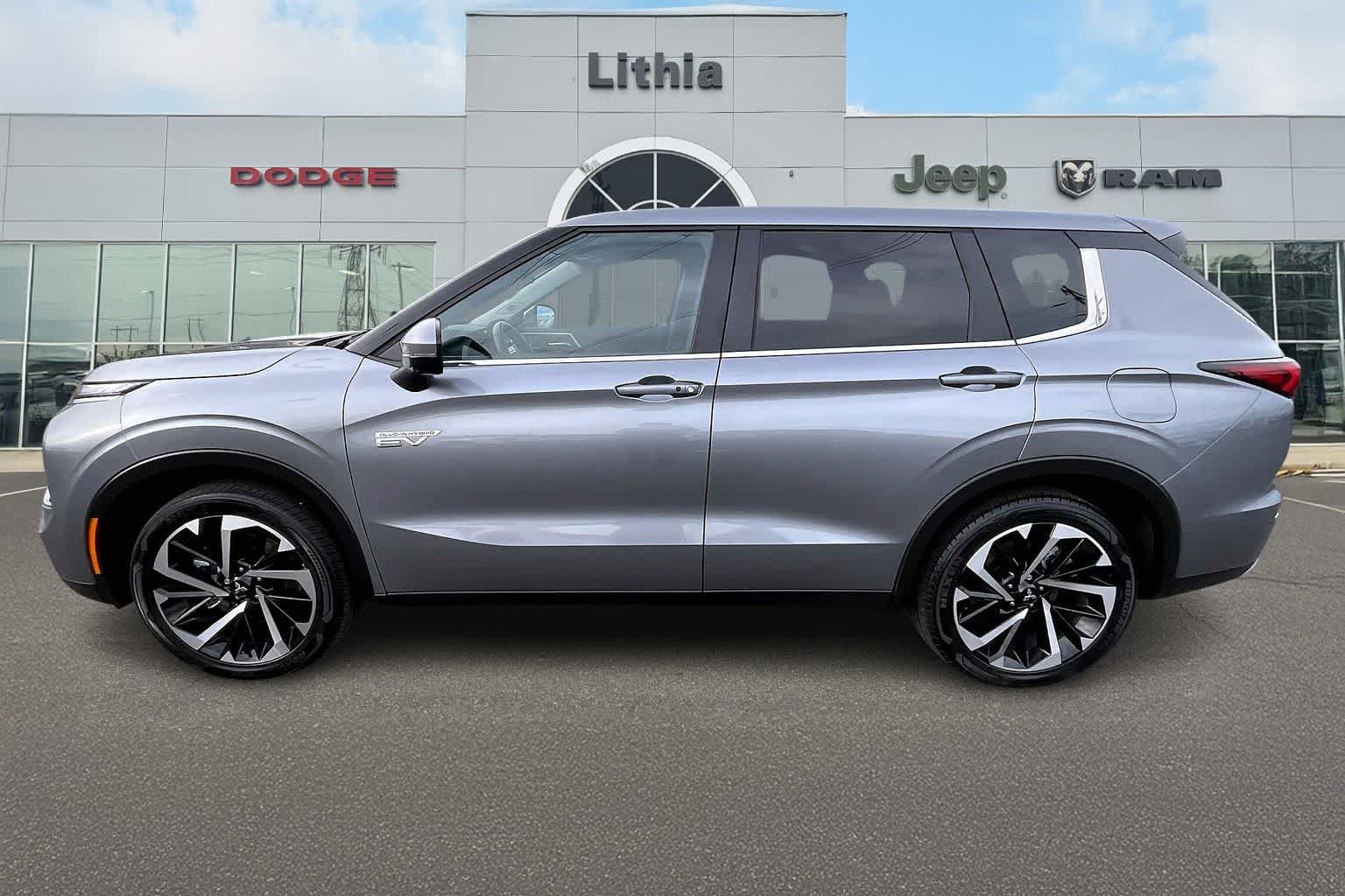 Thumbnail: 2023 Mitsubishi Outlander - 3