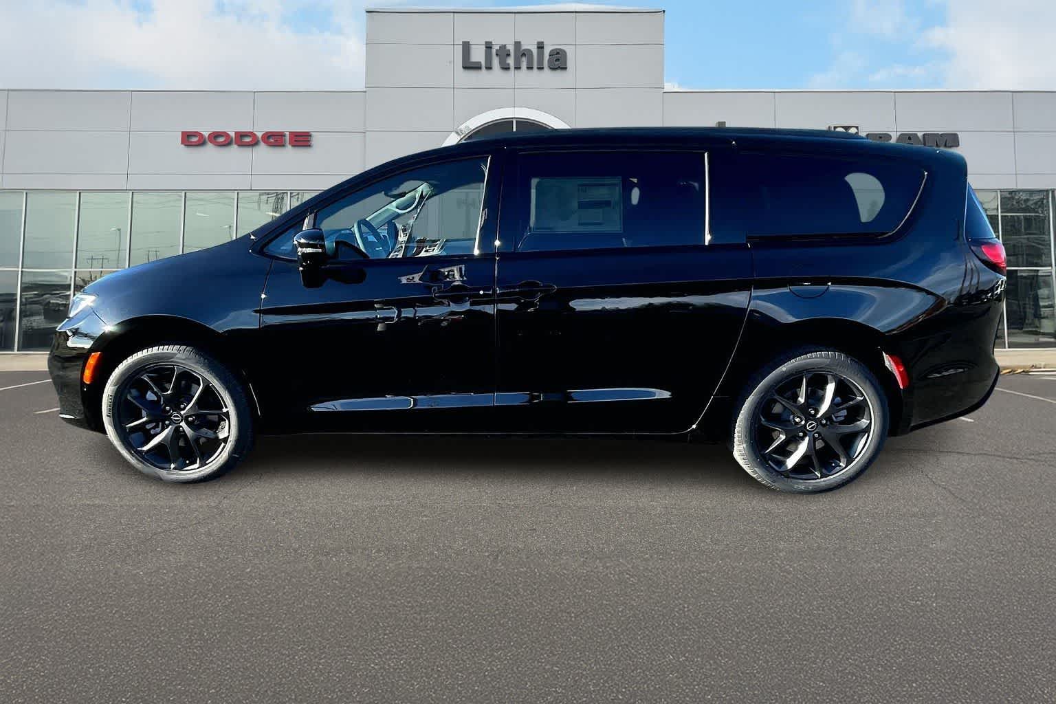 Thumbnail: 2026 Chrysler Pacifica - 3