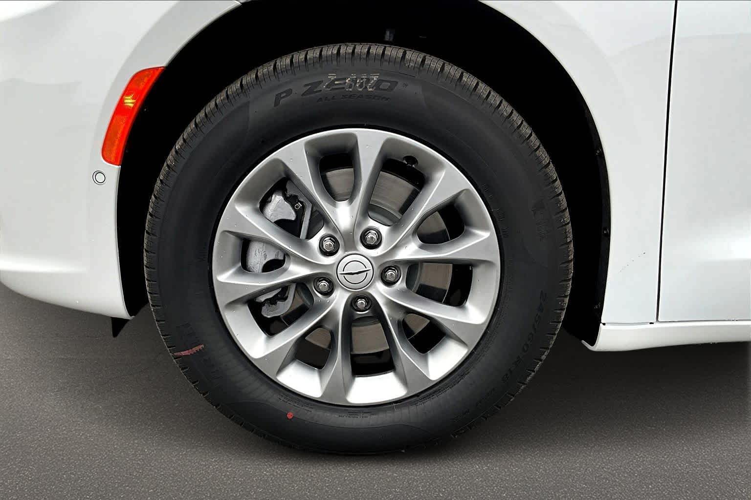 Thumbnail: 2026 Chrysler Pacifica - 9