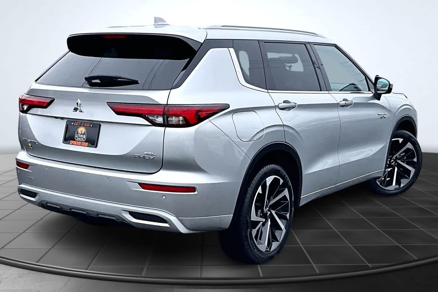 Thumbnail: 2023 Mitsubishi Outlander - 23