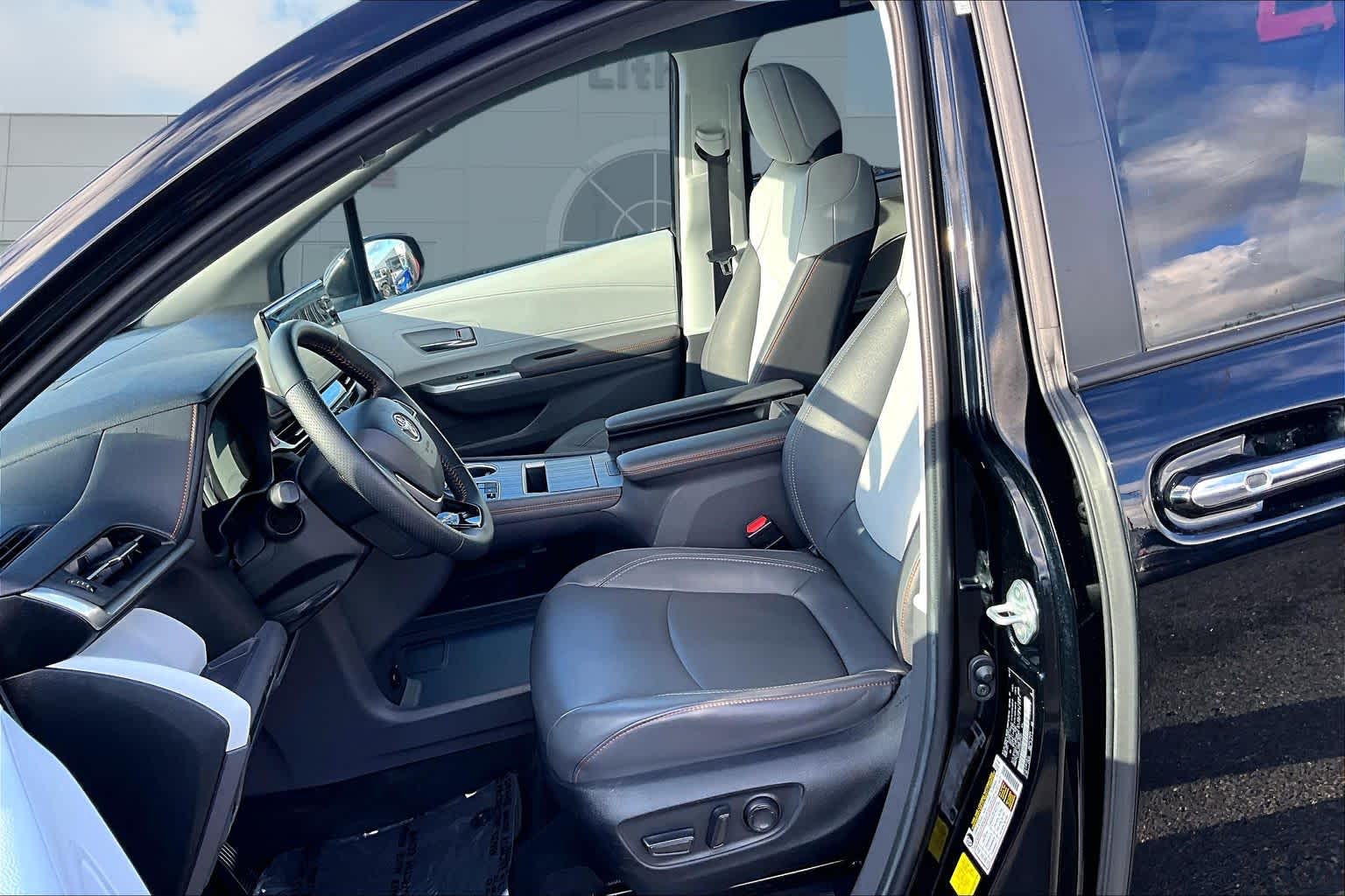 Thumbnail: 2022 Toyota Sienna - 11