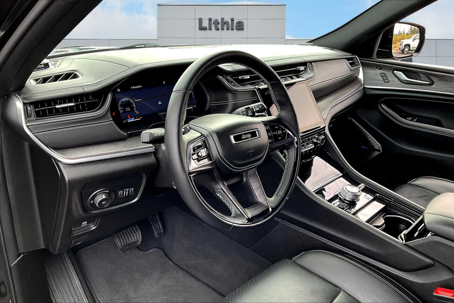 2023 Jeep Grand Cherokee Overland photo 2
