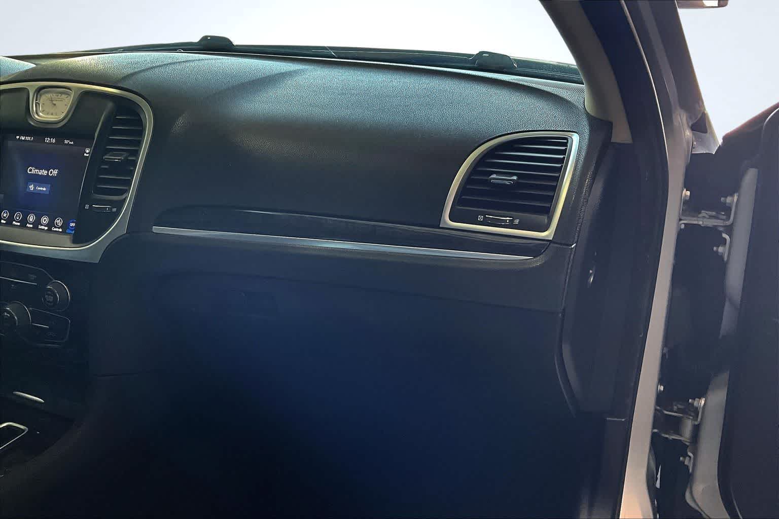 Thumbnail: 2020 Chrysler 300 - 24