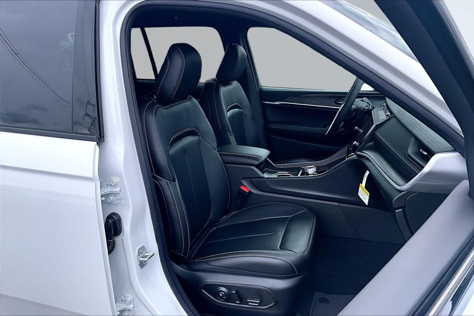 Thumbnail: 2026 Jeep Grand Cherokee - 14