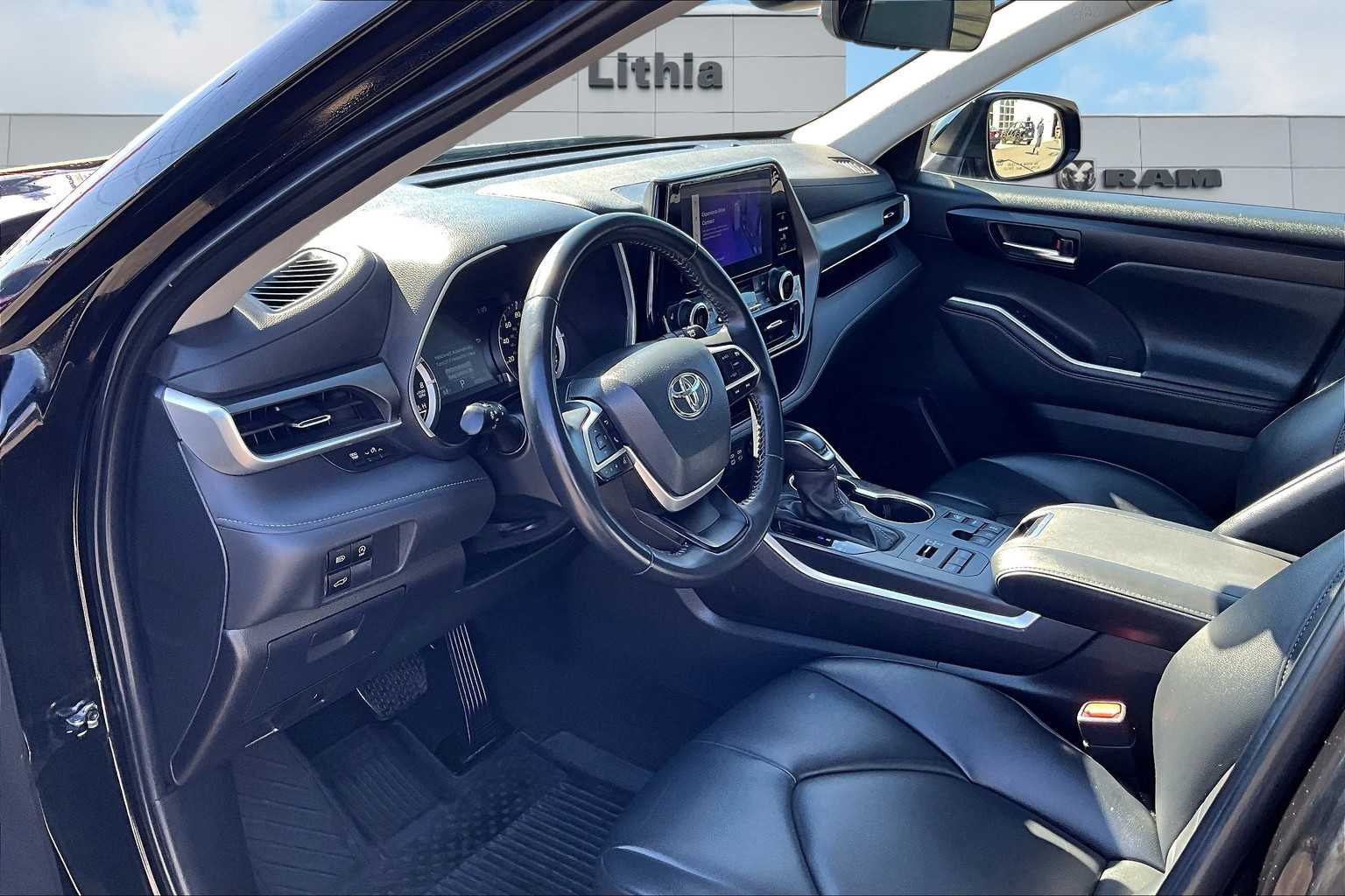 2024 Toyota Highlander XLE photo 2