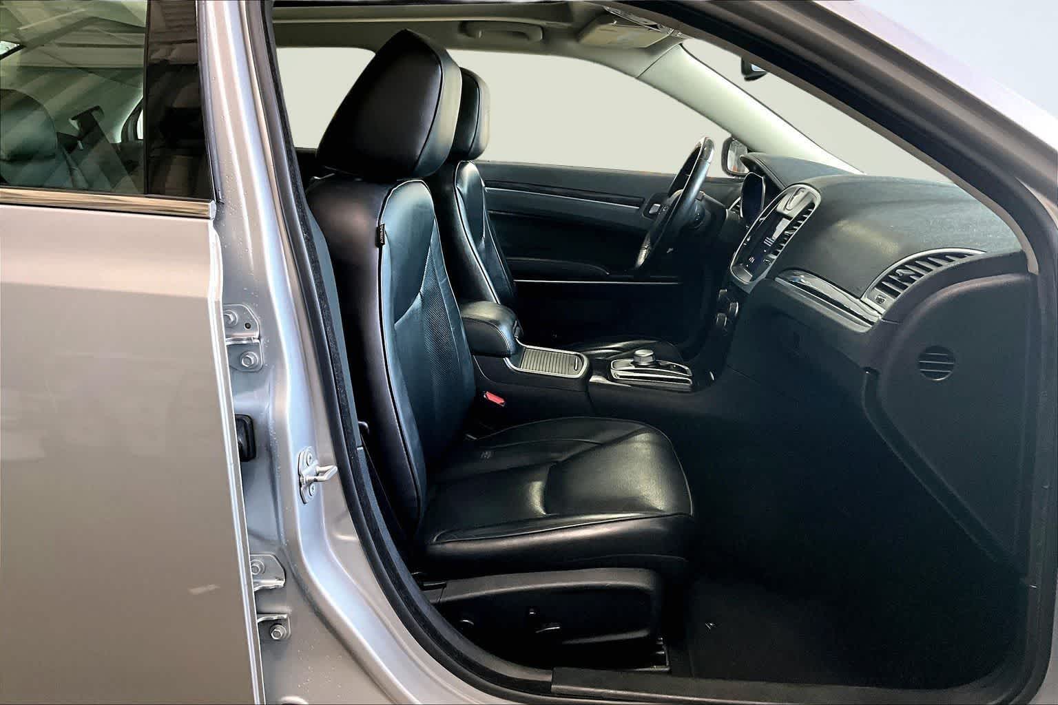 Thumbnail: 2020 Chrysler 300 - 14