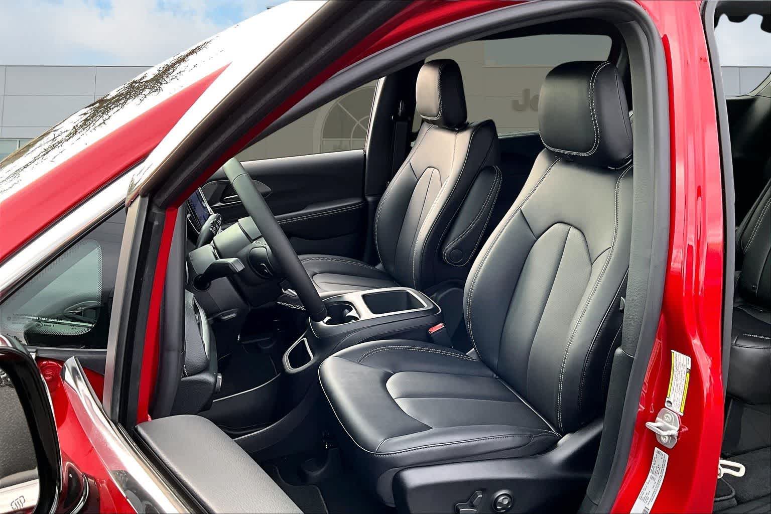 Thumbnail: 2026 Chrysler Pacifica - 11