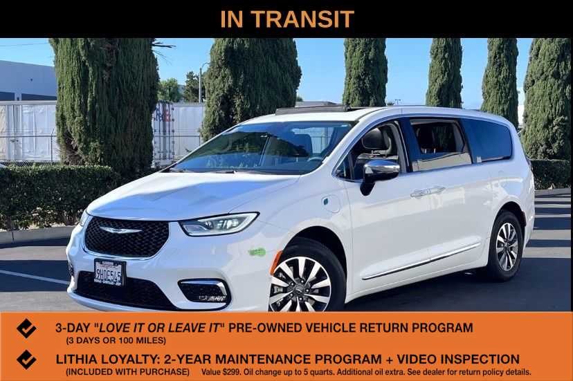 2023 Chrysler Pacifica Hybrid Limited Hybrid's photo