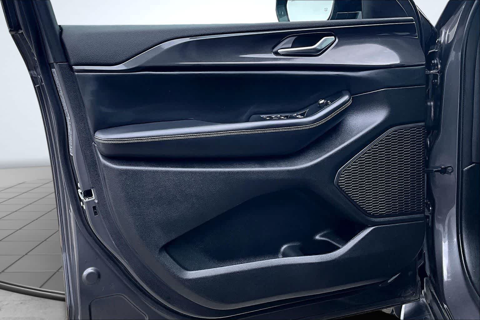 Thumbnail: 2023 Jeep Grand Cherokee L - 28