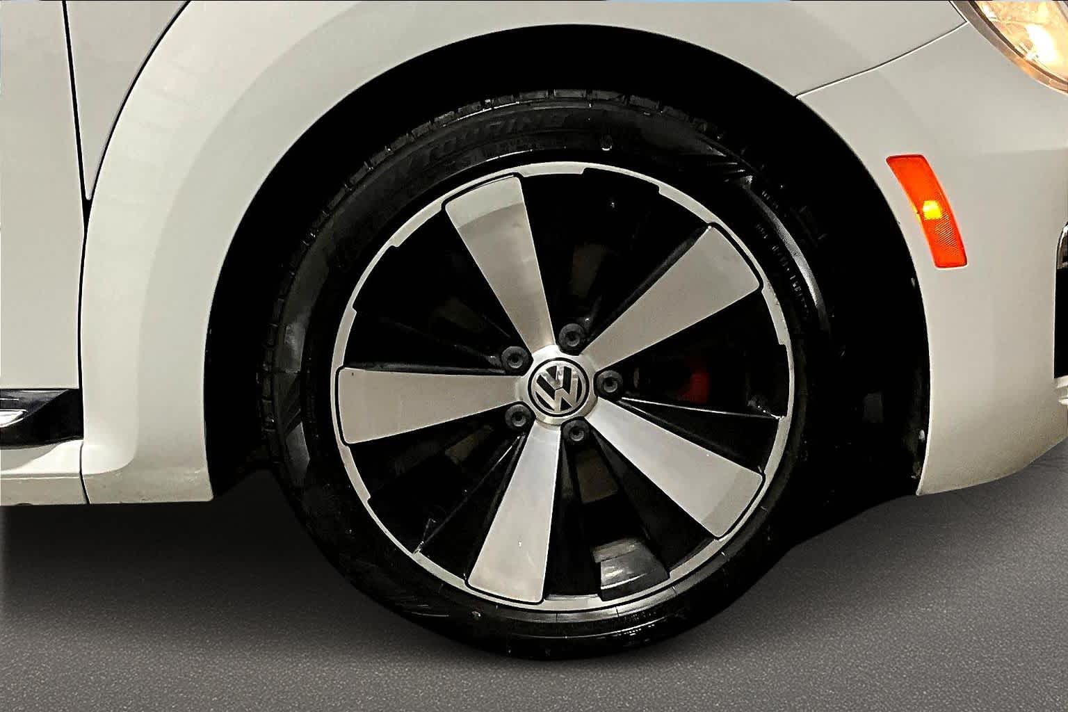 Thumbnail: 2015 Volkswagen Beetle - 33