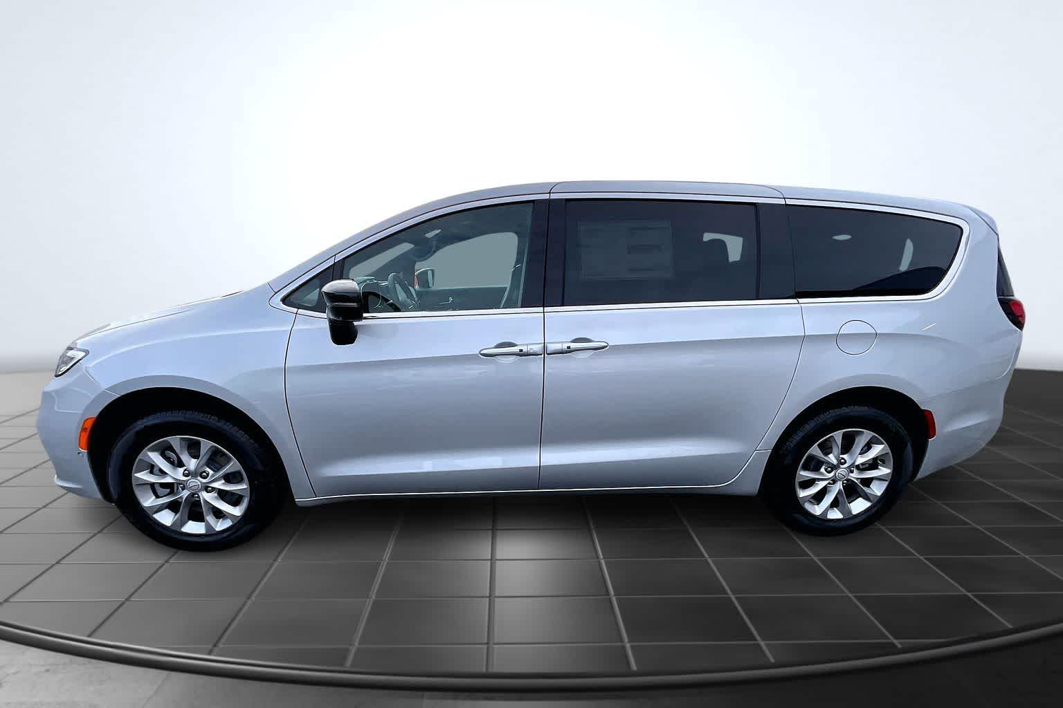 Thumbnail: 2026 Chrysler Pacifica - 3