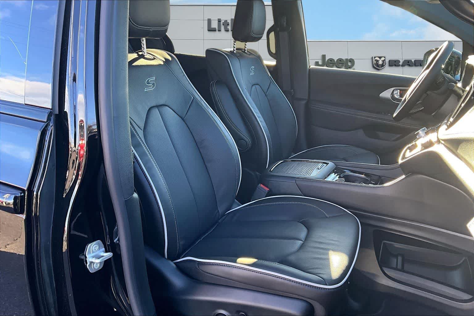 Thumbnail: 2026 Chrysler Pacifica - 14