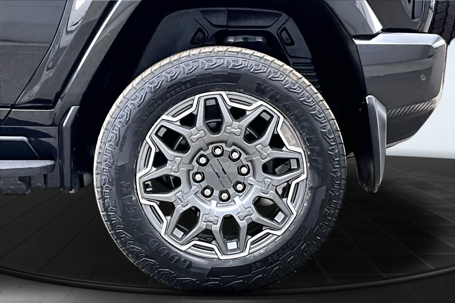 Thumbnail: 2025 GMC Hummer EV - 36